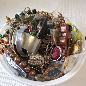 🍀M34 Mixed Craft Jewelry Pieces - Multicolor Pieces, Beads, etc 1050g